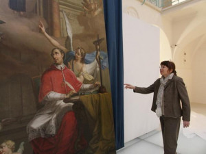 Takhle velký obraz v liberecké galerii ještě nebyl. Na výšku má skoro čtyři metry