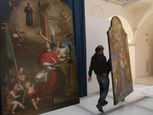 Takhle velký obraz v liberecké galerii ještě nebyl. Na výšku má skoro čtyři metry