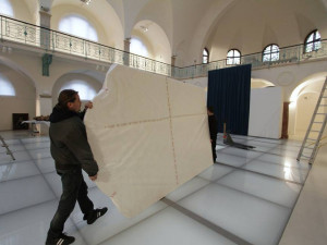 Takhle velký obraz v liberecké galerii ještě nebyl. Na výšku má skoro čtyři metry