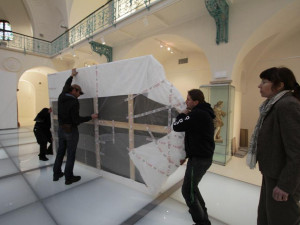 Takhle velký obraz v liberecké galerii ještě nebyl. Na výšku má skoro čtyři metry