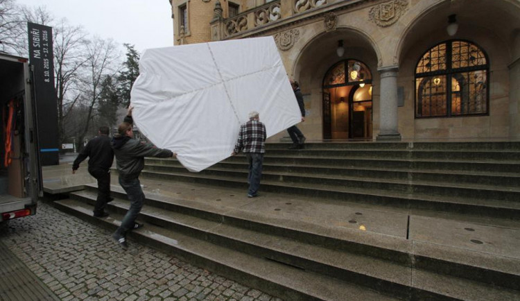 Takhle velký obraz v liberecké galerii ještě nebyl. Na výšku má skoro čtyři metry