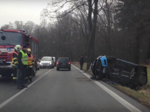 VIDEO: Další nehoda pod Albrechťákem, auto skončilo mimo silnici na boku