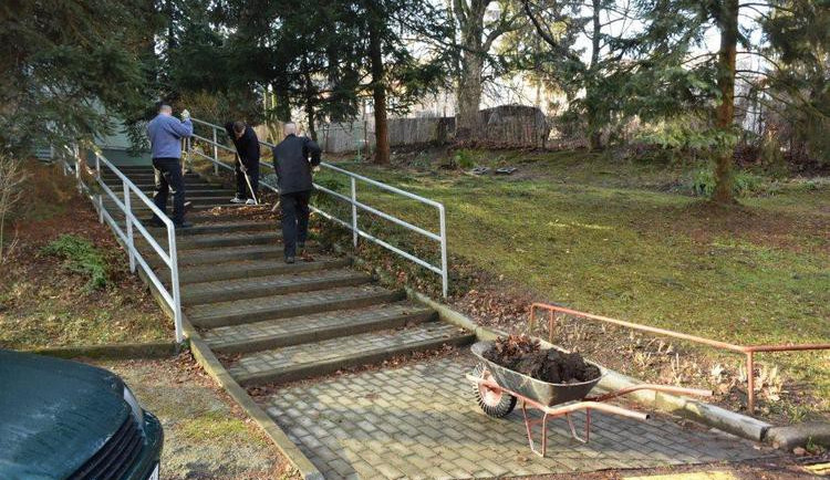 Odsouzení vězni uklízeli sídliště v Rochlici