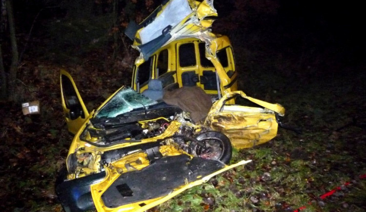 Tragická nehoda za Bílým Kostelem, střet osobáku s nákladním autem nepřežil jeden člověk