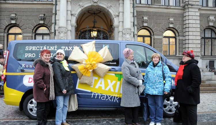 Ulice Liberce bude brázdit taxík pro seniory, za 30 korun odveze seniory na úřad nebo k lékaři