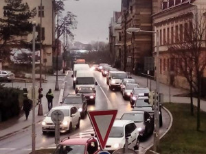 Doprava v Liberci kolabuje, autobusy nabírají v kolonách zpoždění
