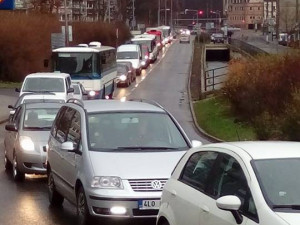 Doprava v Liberci kolabuje, autobusy nabírají v kolonách zpoždění