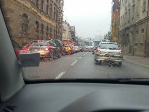 Doprava v Liberci kolabuje, autobusy nabírají v kolonách zpoždění