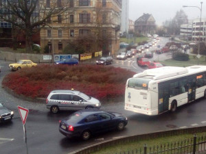 Doprava v Liberci kolabuje, autobusy nabírají v kolonách zpoždění