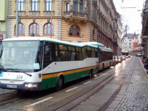 Doprava v Liberci kolabuje, autobusy nabírají v kolonách zpoždění