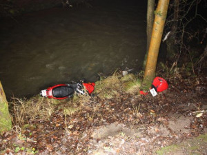 Opilý motocyklista skončil v korytě řeky, předtím naboural do stromu