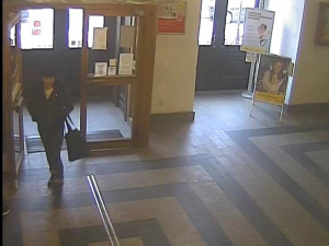 Poznáváte tyhle zlodějky? Kamera je zachytila, jak okrádají seniorku na poště