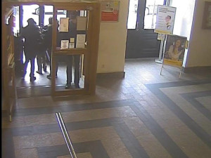 Poznáváte tyhle zlodějky? Kamera je zachytila, jak okrádají seniorku na poště