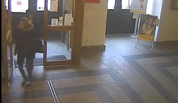 Poznáváte tyhle zlodějky? Kamera je zachytila, jak okrádají seniorku na poště