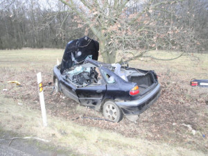 Mladý řidič obmotal auto kolem stromu, zranil sebe i devítiletou spolujezdkyni