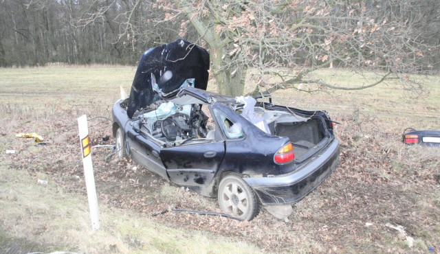 Mladý řidič obmotal auto kolem stromu, zranil sebe i devítiletou spolujezdkyni