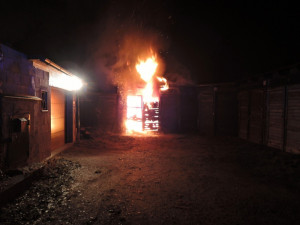 V Hanychově hořela garáž, požáry vánočních stromků vymizely