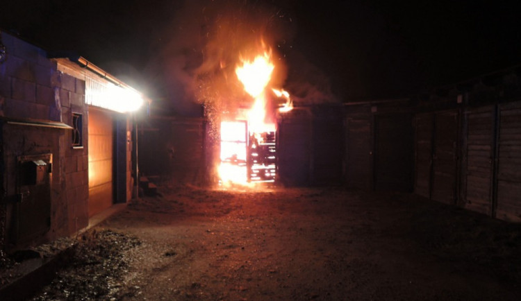 V Hanychově hořela garáž, požáry vánočních stromků vymizely