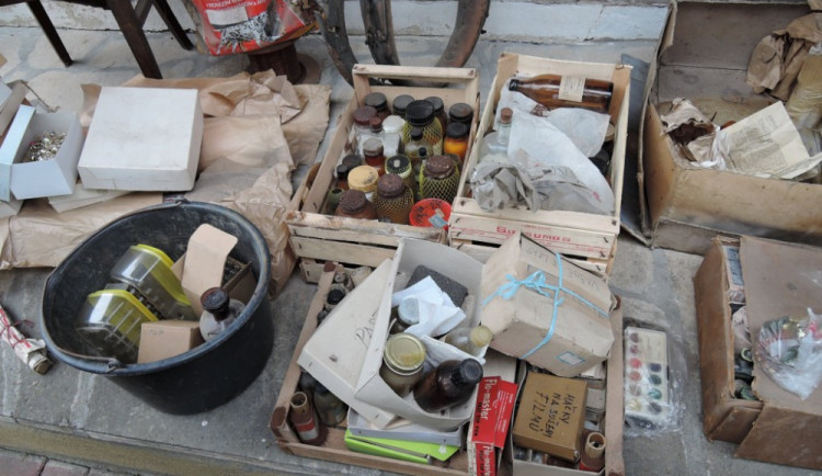 Majitel domu objevil na půdě nebezpečné chemikálie. Kyanid a další musela zlikvidovat odborná firma