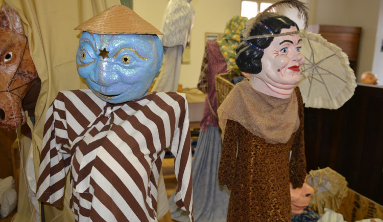 K pořádné oslavě patří i masky nebo konfety. Už přes sto let je vyrábí v Zákupech