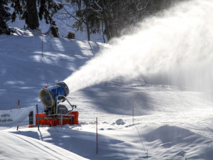 Sněžná děla jedou naplno, ještě tenhle týden by se mohlo začít lyžovat na Ještědu