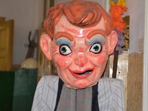 K pořádné oslavě patří i masky nebo konfety. Už přes sto let je vyrábí v Zákupech