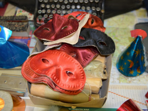 K pořádné oslavě patří i masky nebo konfety. Už přes sto let je vyrábí v Zákupech