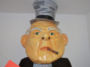 K pořádné oslavě patří i masky nebo konfety. Už přes sto let je vyrábí v Zákupech