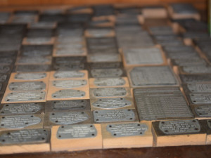 K pořádné oslavě patří i masky nebo konfety. Už přes sto let je vyrábí v Zákupech