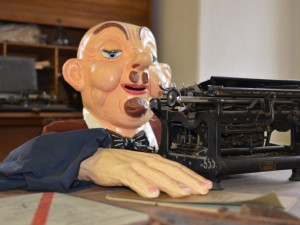 K pořádné oslavě patří i masky nebo konfety. Už přes sto let je vyrábí v Zákupech