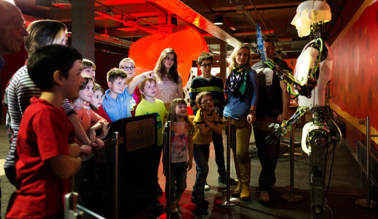 V iQLANDII si popovídáte i s humanoidním robotem