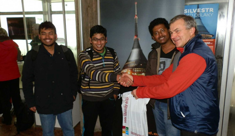 Skupina indických studentů na vrcholu Ještědu.