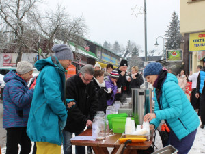 „Nakonec této možnosti využili tři provozovatelé harrachovských restaurací, kteří se nebáli poměřit um svých kuchařů s konkurencí. O tom, kdo z nich uvařil nejlepší česnečku, rozhodovali zájemci z řad veřejnosti,“ řekla referentka cestovního ruchu a propa