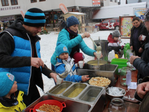 „Nakonec této možnosti využili tři provozovatelé harrachovských restaurací, kteří se nebáli poměřit um svých kuchařů s konkurencí. O tom, kdo z nich uvařil nejlepší česnečku, rozhodovali zájemci z řad veřejnosti,“ řekla referentka cestovního ruchu a propa