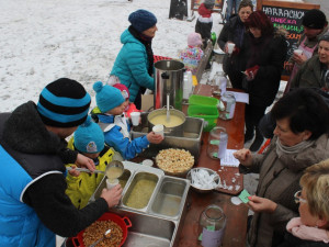 „Nakonec této možnosti využili tři provozovatelé harrachovských restaurací, kteří se nebáli poměřit um svých kuchařů s konkurencí. O tom, kdo z nich uvařil nejlepší česnečku, rozhodovali zájemci z řad veřejnosti,“ řekla referentka cestovního ruchu a propa