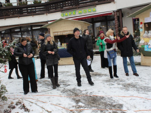 „Nakonec této možnosti využili tři provozovatelé harrachovských restaurací, kteří se nebáli poměřit um svých kuchařů s konkurencí. O tom, kdo z nich uvařil nejlepší česnečku, rozhodovali zájemci z řad veřejnosti,“ řekla referentka cestovního ruchu a propa