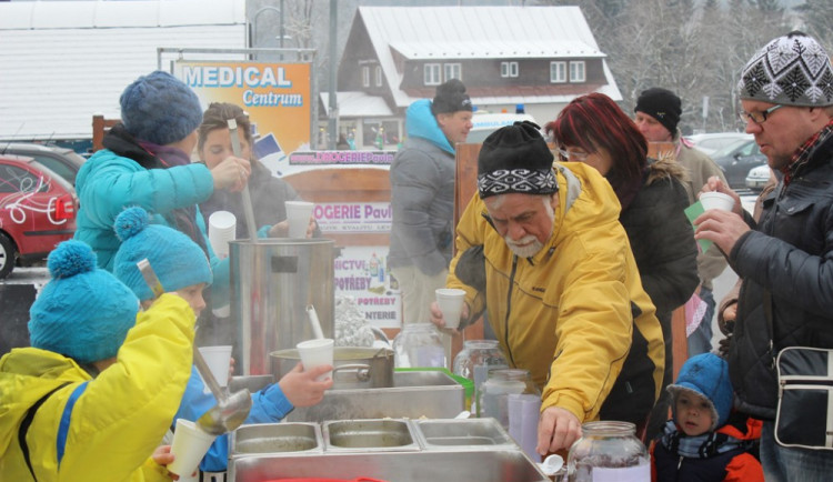 „Nakonec této možnosti využili tři provozovatelé harrachovských restaurací, kteří se nebáli poměřit um svých kuchařů s konkurencí. O tom, kdo z nich uvařil nejlepší česnečku, rozhodovali zájemci z řad veřejnosti,“ řekla referentka cestovního ruchu a propa