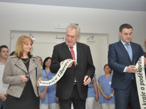 Staré lidi někdy odkládáme jako vyřazené ledničky, posteskl si na otevření hospice Miloš Zeman
