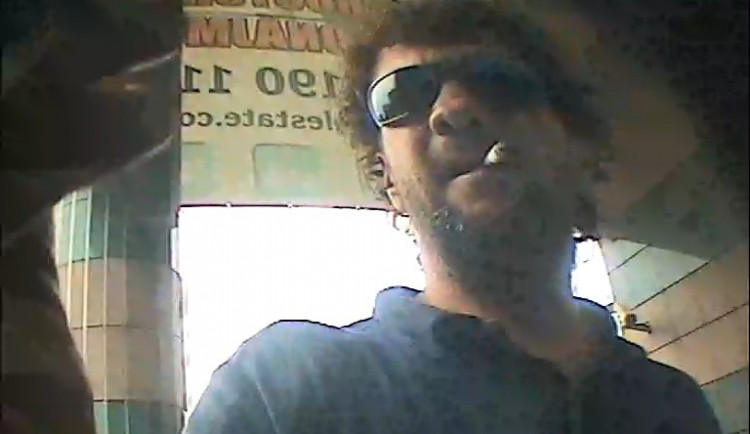 Poznáváte muže na fotografii?