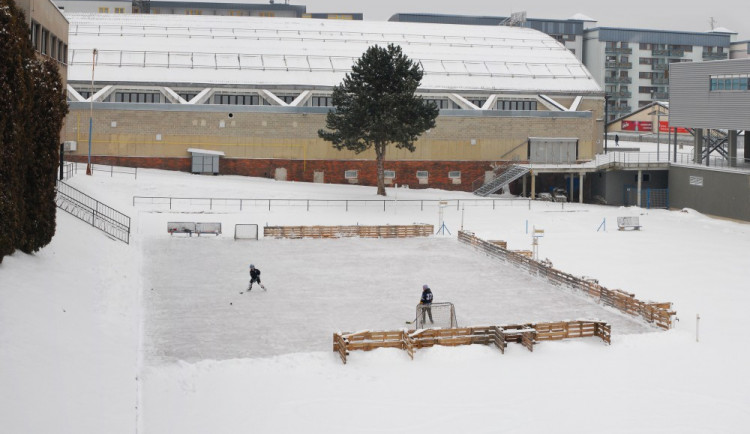 Venkovní kluziště u arény.