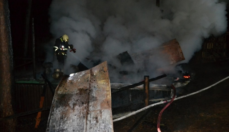 Požár chaty ve Stvolínkách si vyžádal lidský život