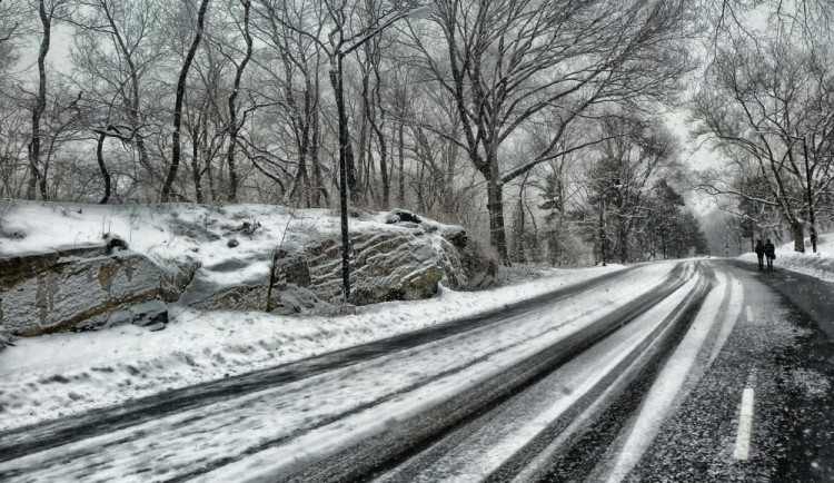 Meteorologové varují před ledovkou, hrozí až do zítřejšího dopoledne