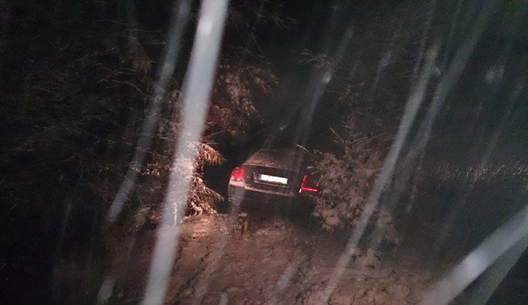 Auto v příkopě na Ještědu