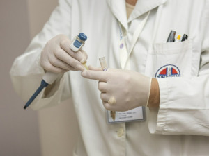 Liberecká nemocnice bojuje s nedostatkem lékařů, studentům proto nabízí stipendia i placenou praxi navíc