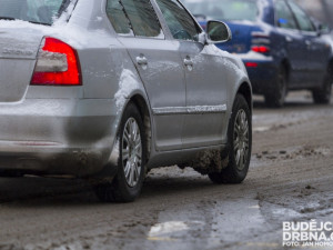 SJÍZDNOST: V noci připadlo několik centimetrů sněhu, policie ráno řešila tři nehody