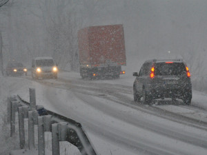 Sněžení komplikovalo práci řidičům autobusů, lyžaři si libují