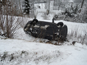 Luxusní BMW hrozilo pádem na chalupu, vyprostit ho musel až jeřáb hasičů
