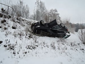 Luxusní BMW hrozilo pádem na chalupu, vyprostit ho musel až jeřáb hasičů