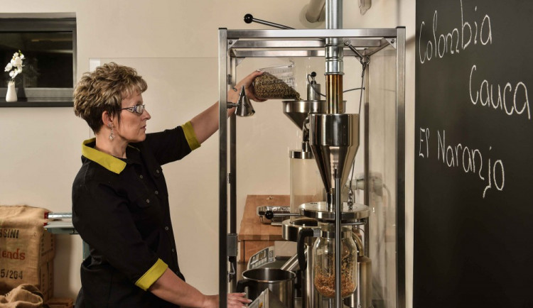 Obsluha pražícího stroje