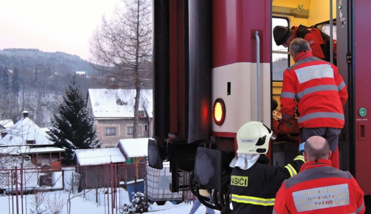Osmiletý chlapec bojuje v nemocnici o život, na bobu vjel pod vlak